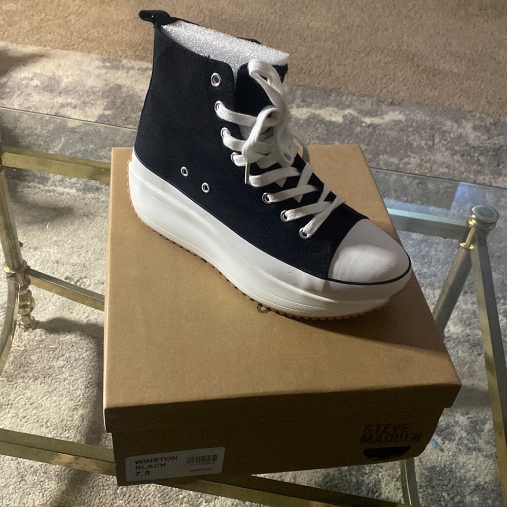 I’m selling some Steven Madden Women sneakers.